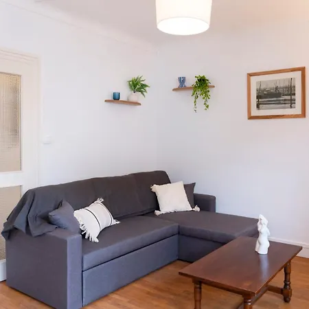 Des Cousines Lana 4 Personnes Νανσύ