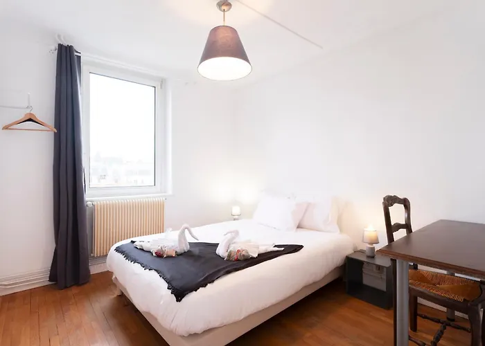 Des Cousines Lana 4 Personnes Νανσύ