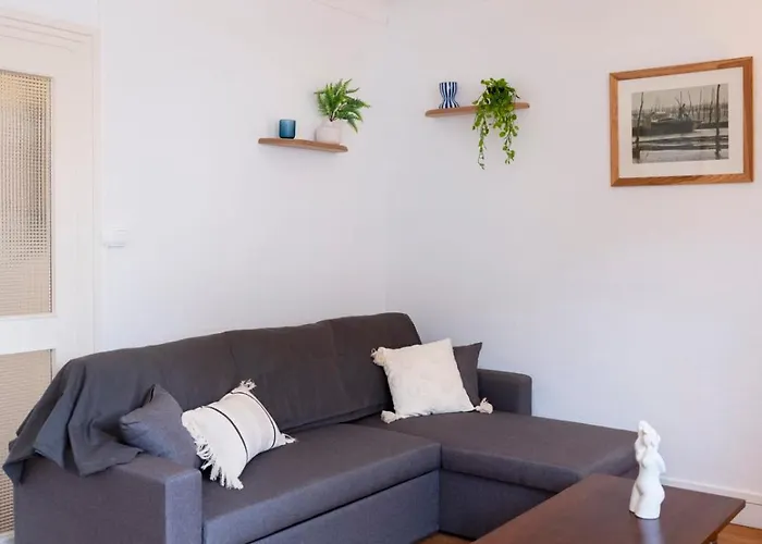 Des Cousines Lana 4 Personnes Νανσύ