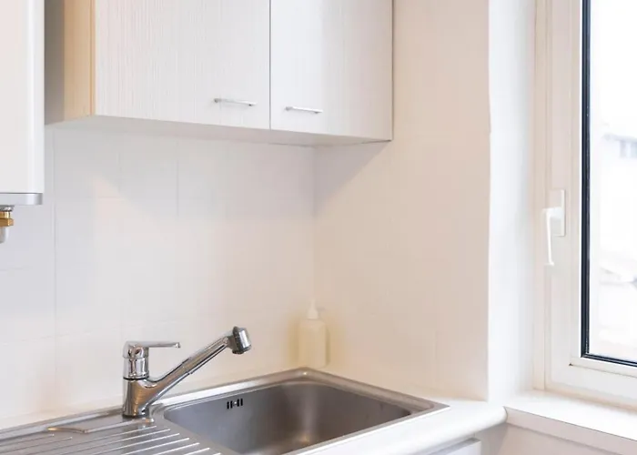 Des Cousines Lana 4 Personnes * Νανσύ