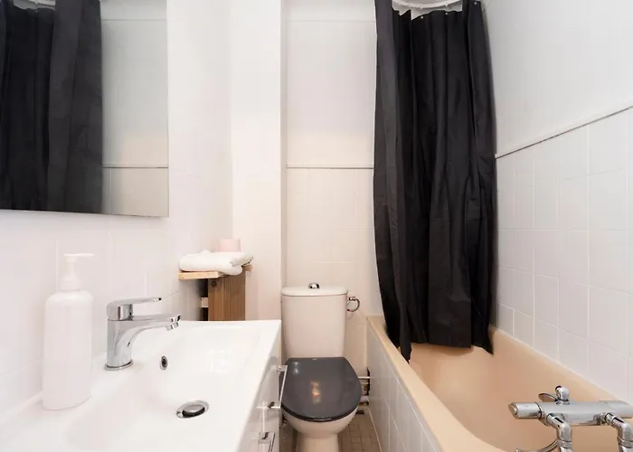 Des Cousines Lana 4 Personnes * Нанси